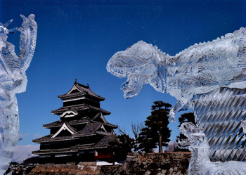 松本城に現れた恐竜